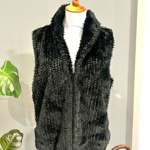 Bagatelle Black Faux Fur
Vest | Boho Chic | Edgy
Street Luxe Layer | Size M